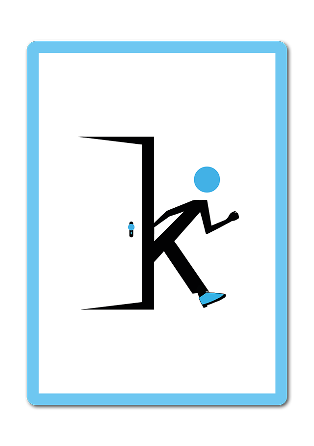Weiße Karte mit hellblauen Rand. Figur und Tür bilden zusammen den Buchstaben K. Figur läuft durch eine Tür. Sie läuft mit einem langen Schritt nach vorne.